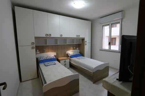 Un pat sau paturi într-o cameră la apartamento fronte mare