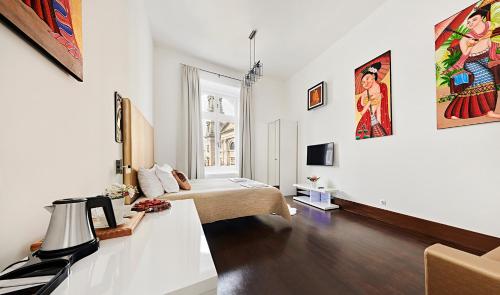 een woonkamer met een bed en een bank bij Andrassy Thai Hotel in Boedapest