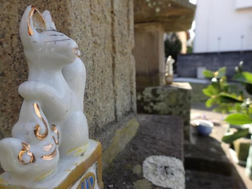a white statue of a cat sitting on a wall at Guesthouse SORA in Minamiizu
