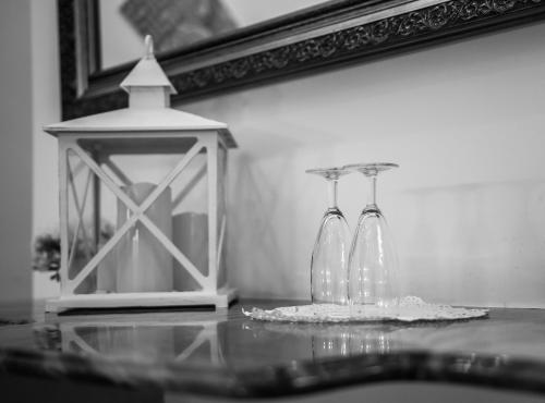 ナポリにあるDomus Sanfelice Suiteの提灯の横のテーブルに座るガラス花瓶