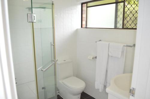 uma casa de banho branca com um WC e um lavatório em Best Western Ipswich em Ipswich
