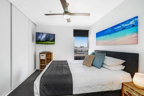 A bed or beds in a room at Beau Monde Apartments Newcastle - Worth Place Apartment