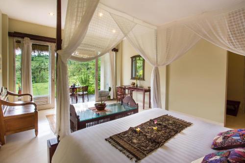 Ένα ή περισσότερα κρεβάτια σε δωμάτιο στο Surya Shanti Villa Sidemen