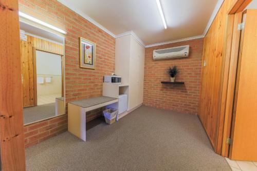 A television and/or entertainment centre at Country Roads Motor Inn Naracoorte