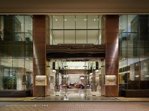 un ingresso a un edificio con hall di Royal Plaza Hotel a Hong Kong
