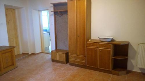 a kitchen with a bowl on top of a wooden cabinet at Chalupa u kostela in Lukov
