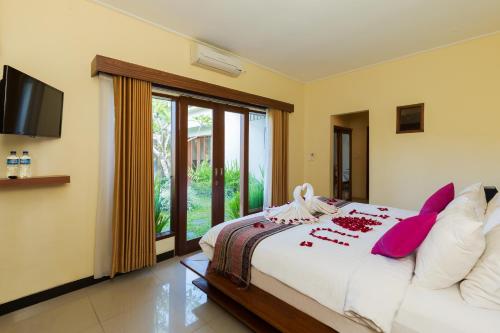 Llit o llits en una habitació de The Dewi Villa Canggu
