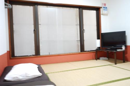 TV a/nebo společenská místnost v ubytování Okinawanoyado Ajimaa Makishi