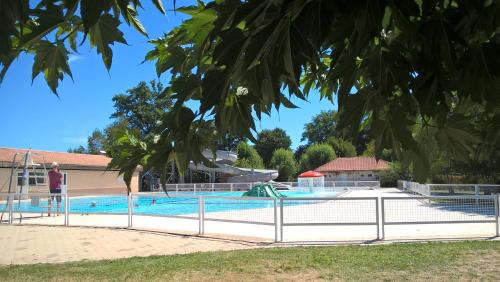 Neuvic的住宿－Le Plein Air Neuvicois，游泳池周围设有围栏