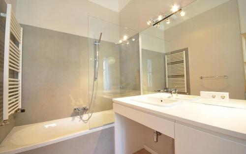 A bathroom at Vienna Residence | Modern, bright business apartment in Vienna city center, Alsergrund