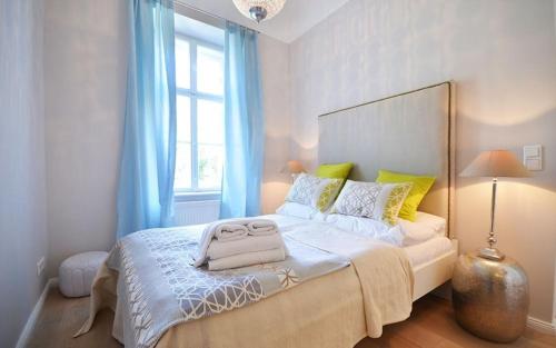 A bed or beds in a room at Vienna Residence | Modern, bright business apartment in Vienna city center, Alsergrund