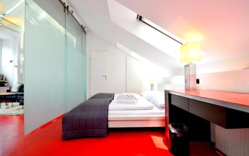 ウィーンにあるVienna Residence, Kumpfgasse - Innere Stadtの赤い床のベッドルーム1室(ベッド1台付)