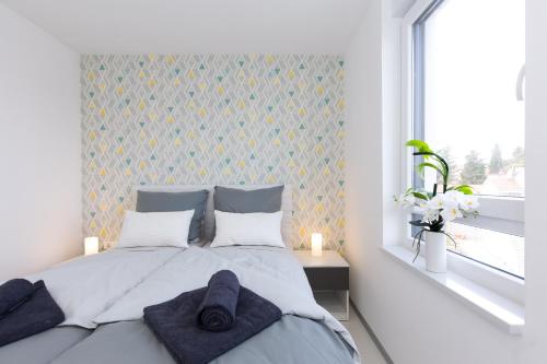 um quarto com uma cama com duas toalhas em Orfeo em Krk