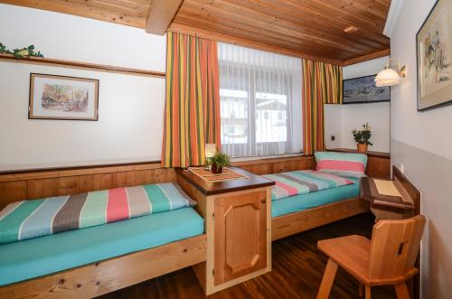 Pokój z 2 łóżkami i oknem w obiekcie MH Appartement Hochwimmer w Saalbach Hinterglemm