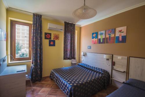 Schlafzimmer mit einem Bett und einem Fenster in der Unterkunft Albergo Penza in Piedimonte dʼAlife