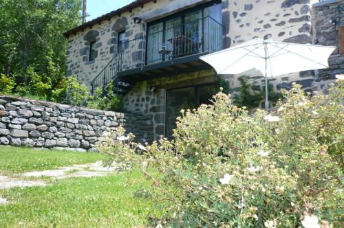 Κήπος έξω από το Aux Caprices d'Aubrac