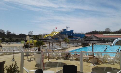 Elle offre une vue sur la piscine et le parc aquatique. dans l'établissement MH 926 Appolon, aux Mathes