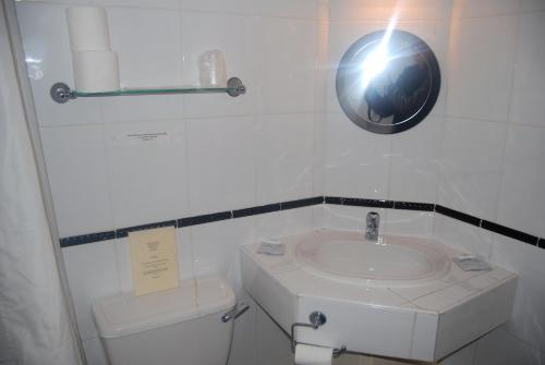 Koupelna v ubytování Brecon Hotel Sheffield Rotherham