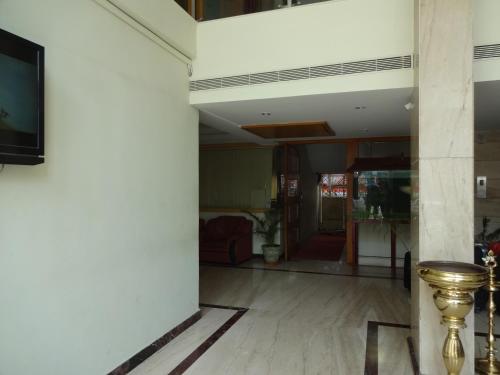 a view of the lobby of a building at Hotel Susee Park in Tiruchchirāppalli
