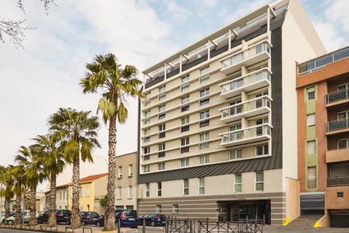 Bangunan di mana terletaknya aparthotel ini