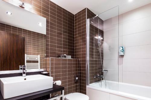 Phòng tắm tại Aparthotel Adagio Marseille Timone