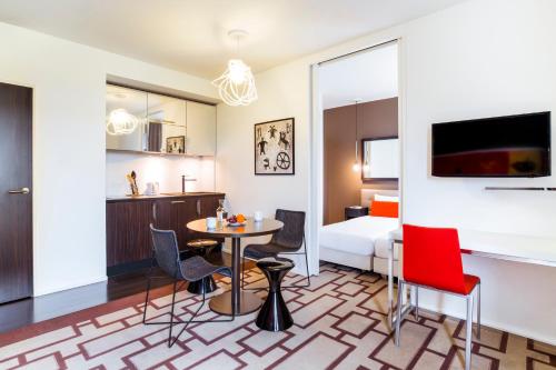 Televisyen dan/atau pusat hiburan di Aparthotel Adagio Marseille Timone