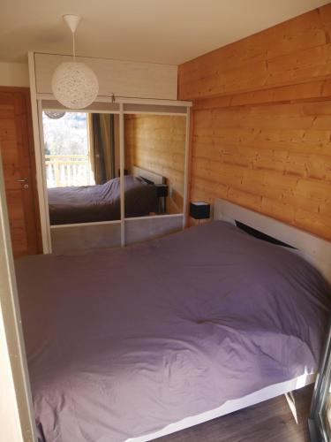 サン・ジェルヴェ・レ・バンにあるla ressource de l'eau des cimesのベッドルーム(ベッド1台、鏡付)