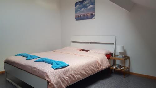 una camera da letto con un letto con un accappatoio blu sopra di Du Moulin Room a Liegi