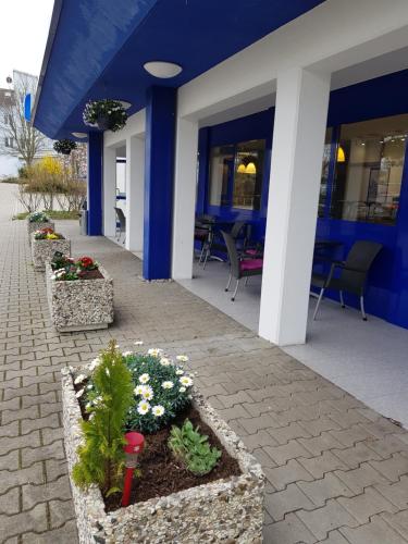 
a garden filled with flowers and plants next to a building at ibis budget Erfurt Ost in Erfurt

