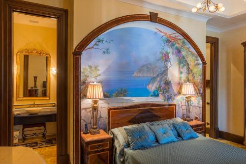 um quarto com uma cama com uma grande pintura na parede em Casa Rajada Sorrento em Sorrento