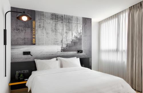 Una cama o camas en una habitación de BY14 TLV Hotel