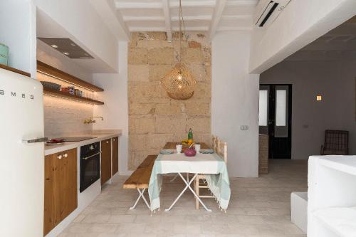 a kitchen with a table in the middle of a room at qui no passa in Ciutadella