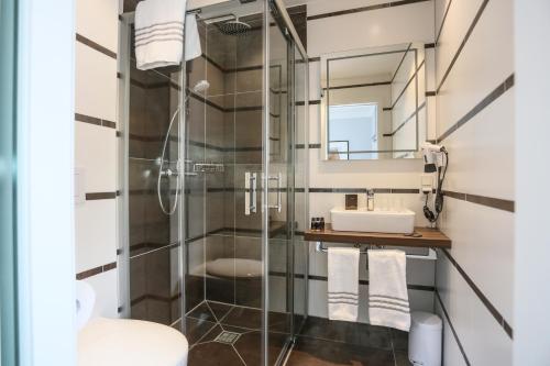 a bathroom with a shower and a sink at Hotel zur Schloss-Schmiede in Kühbach