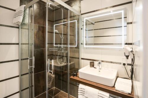 a bathroom with a sink and a shower at Hotel zur Schloss-Schmiede in Kühbach