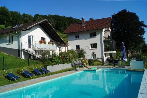 Bazén v ubytování Traumhafte Ferienwohnung mit Pool nebo v jeho okolí