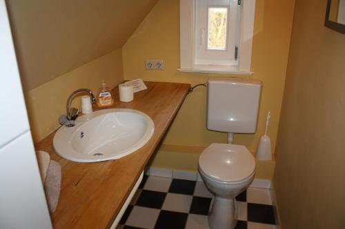 A bathroom at "Haus am Knobben"