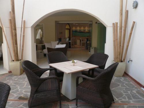 a dining room with a table and chairs at Tempo Di Mare in Favignana