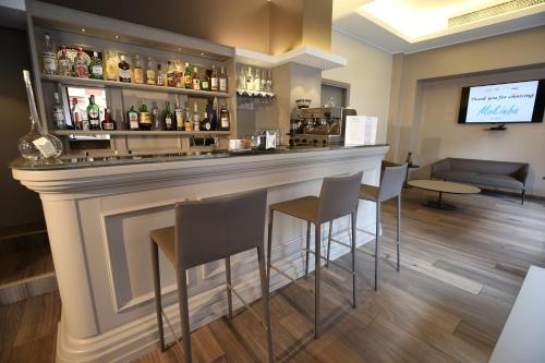 Ο χώρος του lounge ή του μπαρ στο Mokinba Hotels Baviera