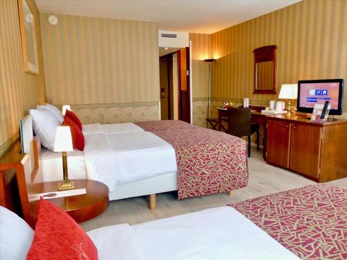 Postel nebo postele na pokoji v ubytování Golden Tulip Hotel de’ Medici