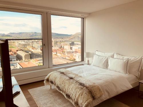 Postel nebo postele na pokoji v ubytování Park Tower City View Apartments