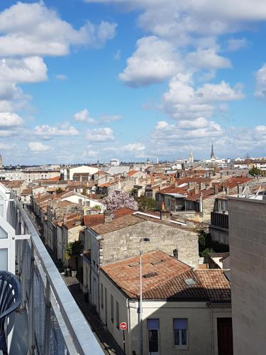 ボルドーにあるBordeaux Red and Rougeの屋根から市街の景色を望む