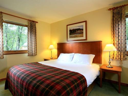 Katil atau katil-katil dalam bilik di Macdonald Woodland Lodges at Macdonald Aviemore Resort