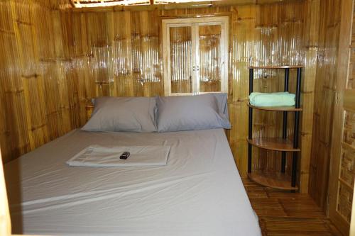 Postel nebo postele na pokoji v ubytování AivyMaes Divers Resort