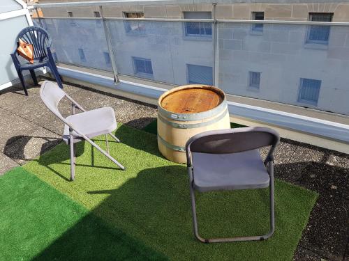 two chairs and a barrel on a balcony at Bordeaux Red and Rouge in Bordeaux