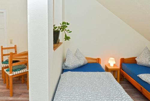 Habitación con 2 camas y mesa. en Ferienwohnung Hilbrecht en Arnstadt