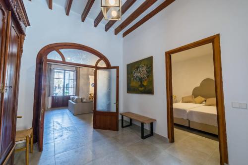 Habitación con cama y espejo. en Villa Ca na Marrona - Sunset Villa Campanile, en Sa Pobla