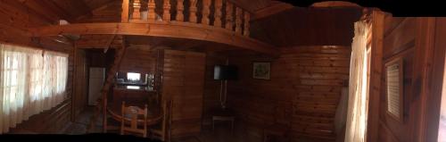 ein Holzzimmer mit Holztreppe in einem Haus in der Unterkunft Camping La Puerta in Moratalla