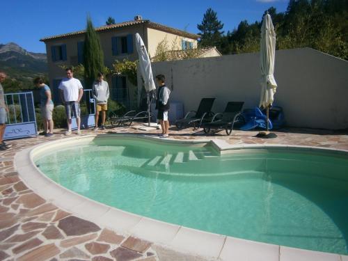 un groupe de personnes autour d'une piscine dans l'établissement La Gravelière, à Rémuzat