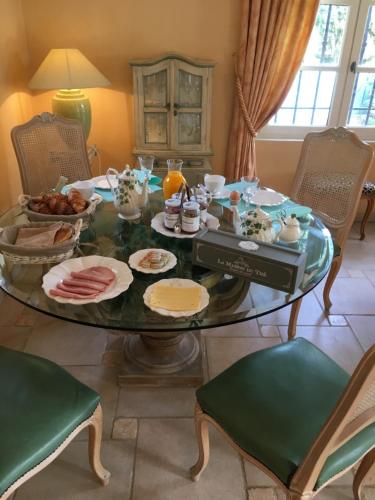 une table avec des assiettes de nourriture dessus dans l'établissement Le Champmazet, à La Roquette-sur-Siagne
