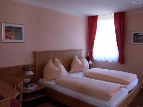 Postel nebo postele na pokoji v ubytování Gasthof Safenhof